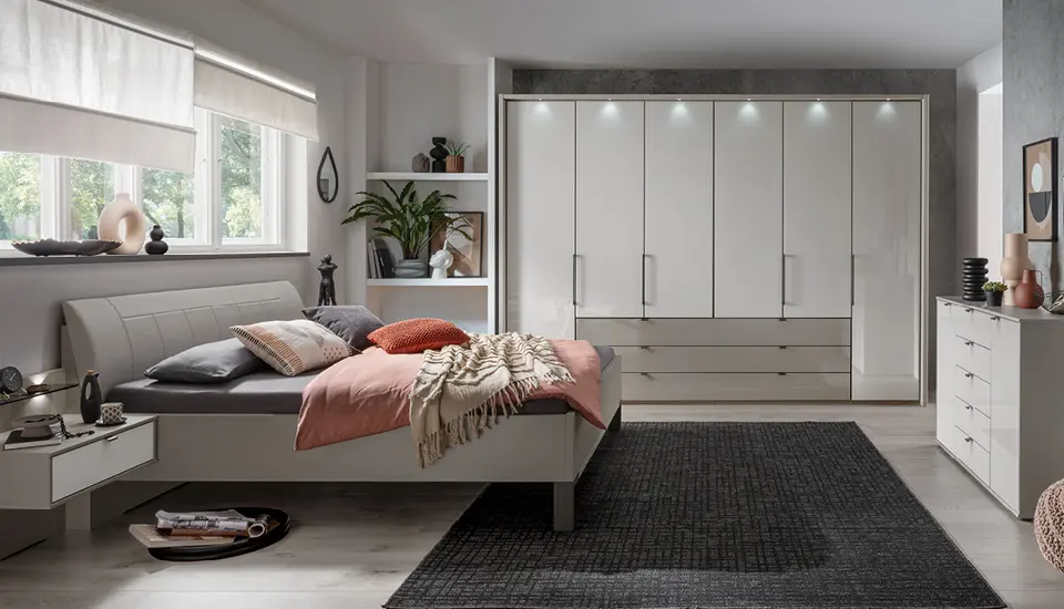 Wohlig. Warm. Zeitlos.   Dieses Wohnzimmer bringt die perfekte Balance aus Natürlichkeit und modernem Design. Ein Ort zum Ankommen und Durchatmen – mit Kaminfeuer, Holz und weichen Stoffen.
